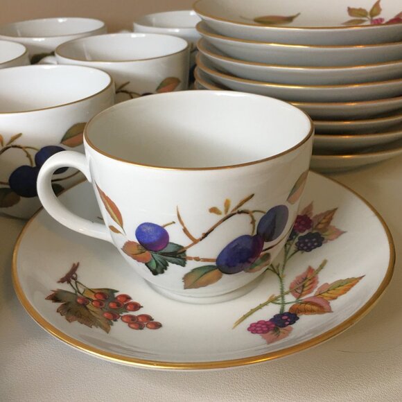MCM 1961 ROYAL WORCESTER "Evesham" Gold Rim Cups & Saucers 🫐🍎 SET of 9! - Picture 6 of 15